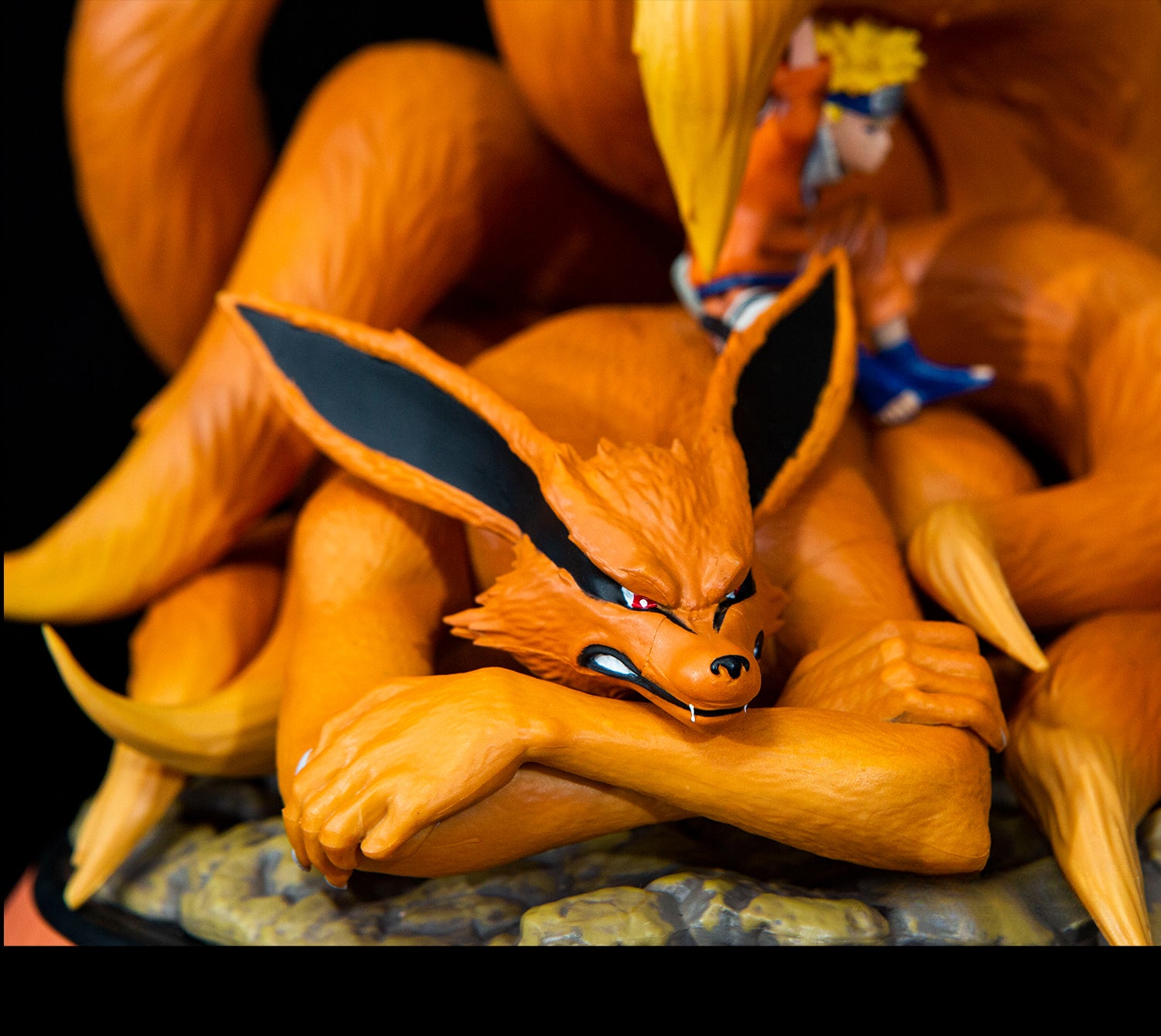 Naruto de la infancia con Kurama Action Figura - 22cm | Pose dinámica con chakra de nueve colas