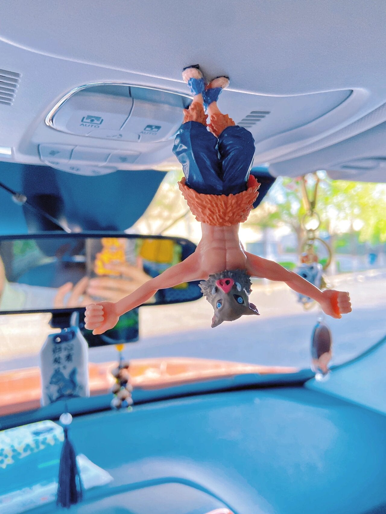 The Inosuke Hashibira Hanging Figure, a 12cm static pose from Demon Slayer, hangs upside down from your car ceiling. Featuring blue pants and orange fur shoes, this unique collectible anime decoration complements the rearview mirror and dashboard perfectly.