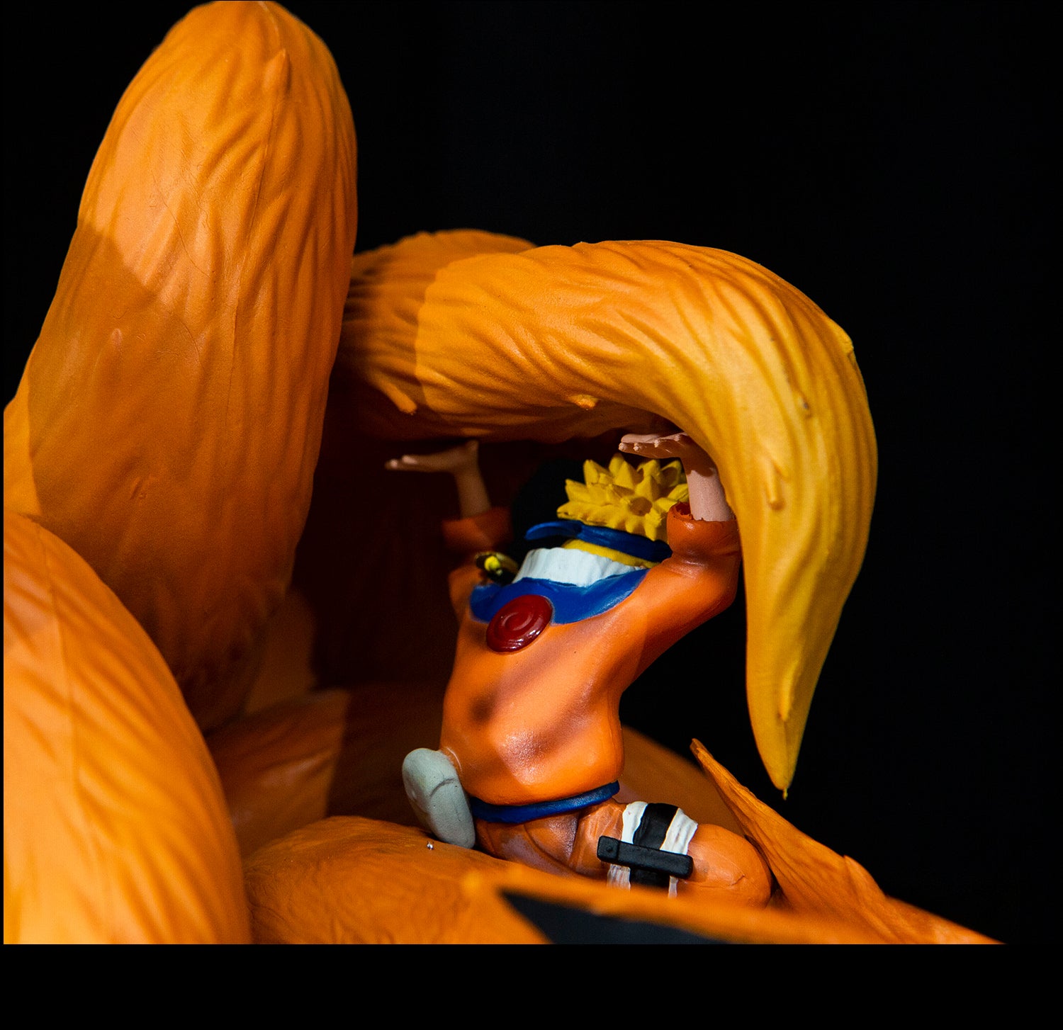 Naruto de la infancia con Kurama Action Figura - 22cm | Pose dinámica con chakra de nueve colas