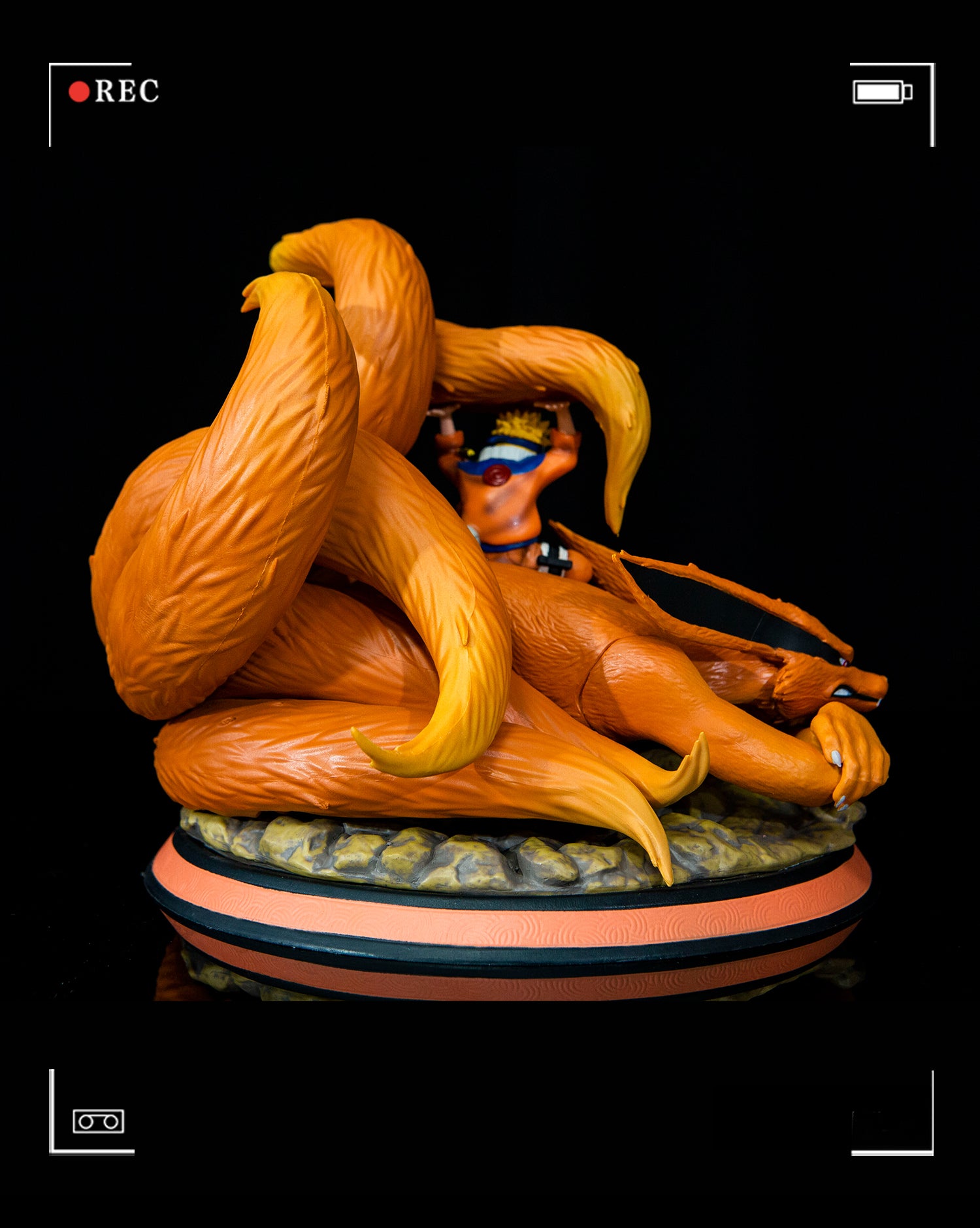 Naruto de la infancia con Kurama Action Figura - 22cm | Pose dinámica con chakra de nueve colas