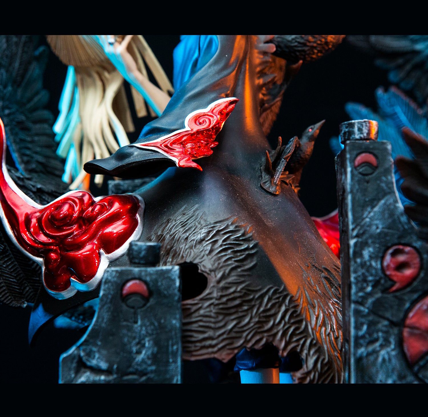 Uchiha Itachi Actionfigur - 33cm | Premium -Display mit Akatsuki -Flügeln und Lüfterdetails
