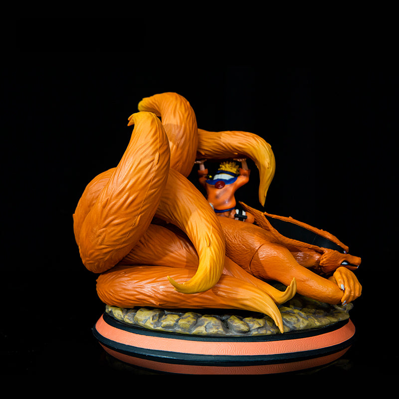 Naruto de la infancia con Kurama Action Figura - 22cm | Pose dinámica con chakra de nueve colas