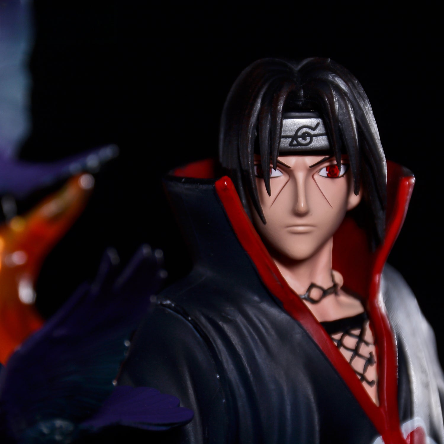 Uchiha Itachi Actionfigur - 33,5 cm Limited Edition | Dynamische Pose mit Beleuchtungseffekten und Sharingan