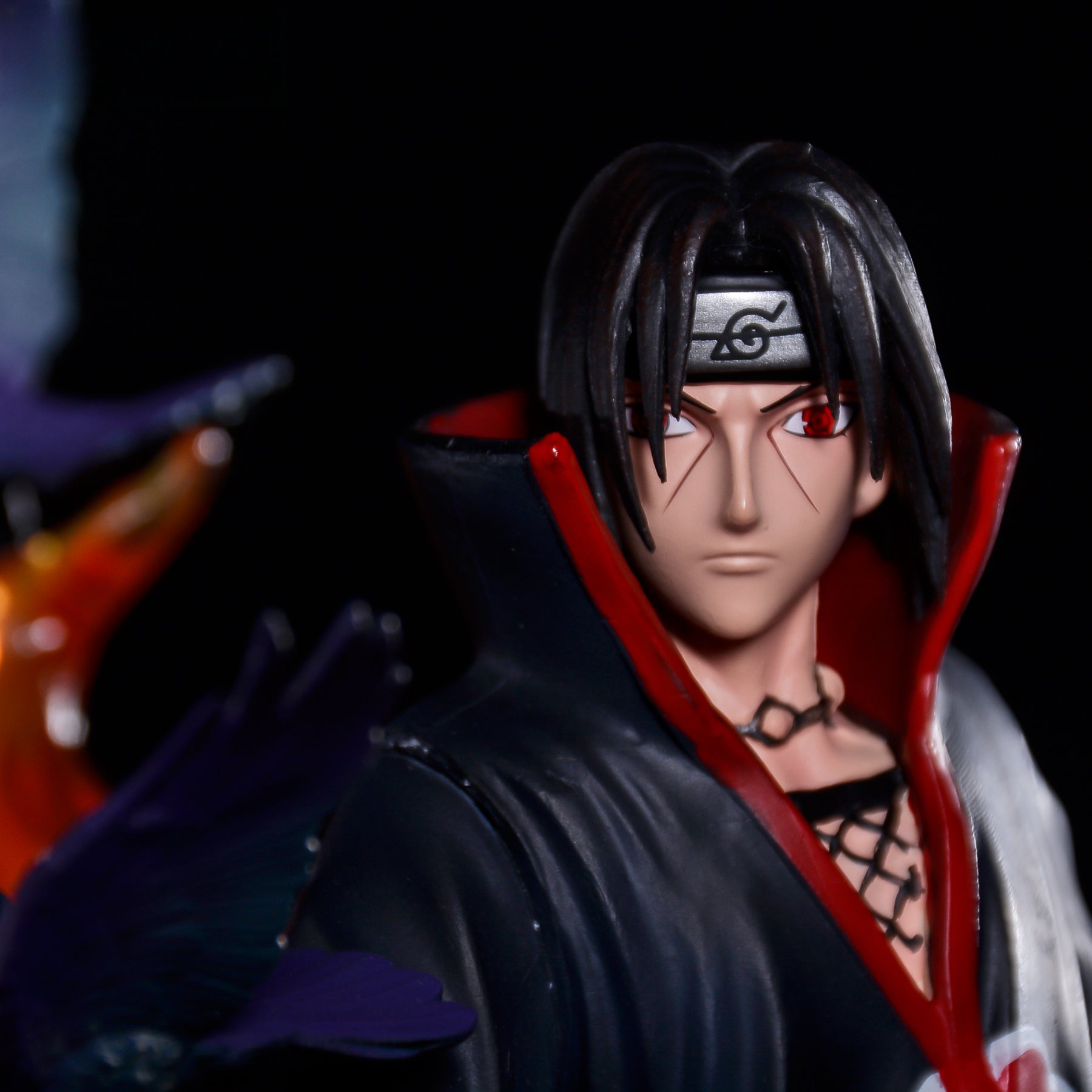 Uchiha Itachi Actionfigur - 33,5 cm Limited Edition | Dynamische Pose mit Beleuchtungseffekten und Sharingan