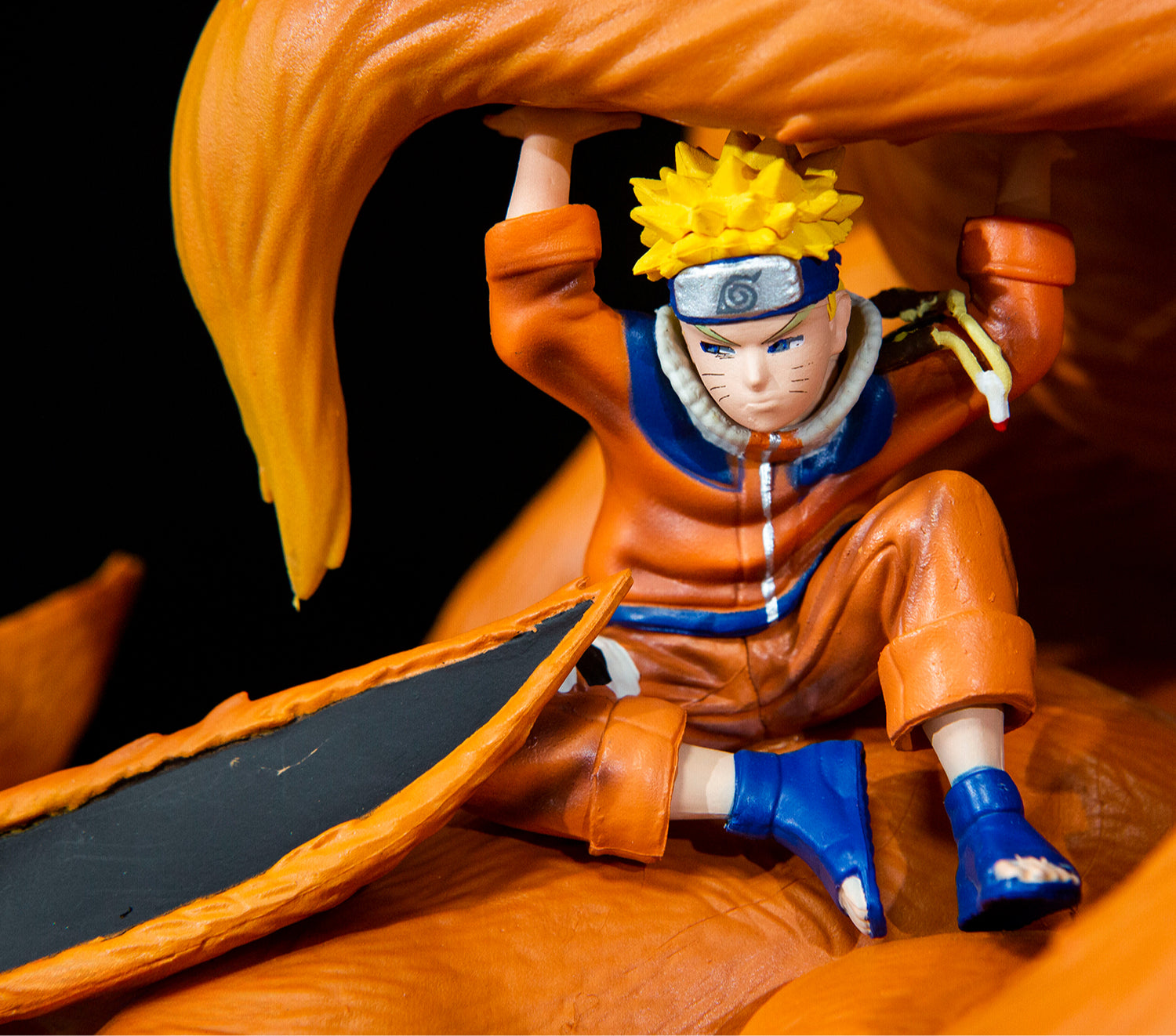 Naruto de la infancia con Kurama Action Figura - 22cm | Pose dinámica con chakra de nueve colas