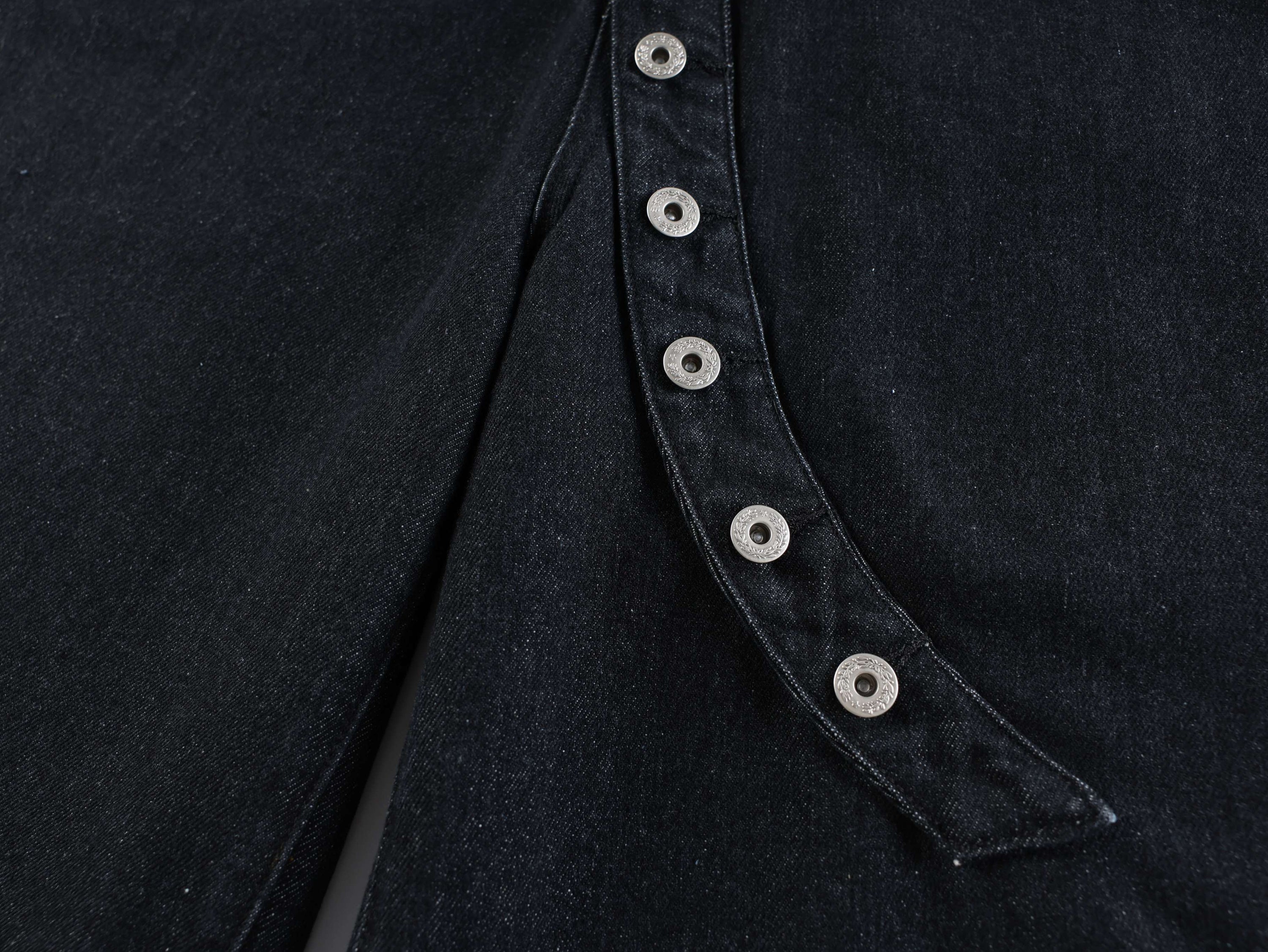 Omirad Arc Button Wide-Leg Denim Shorts | Black