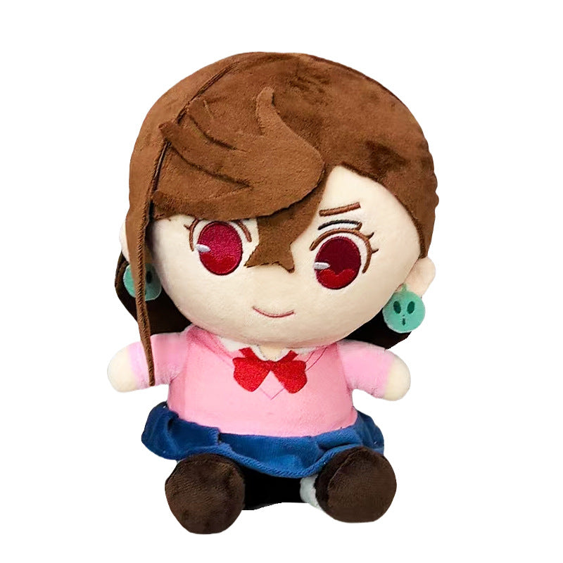 The Dandadan Anime Plush Set features a 26cm collectible doll from the brand Dandadan, filled with high-quality PP cotton. The plush depicts an anime character with brown hair and large red eyes, wearing a pink shirt, red bow tie, blue skirt, and green earrings.