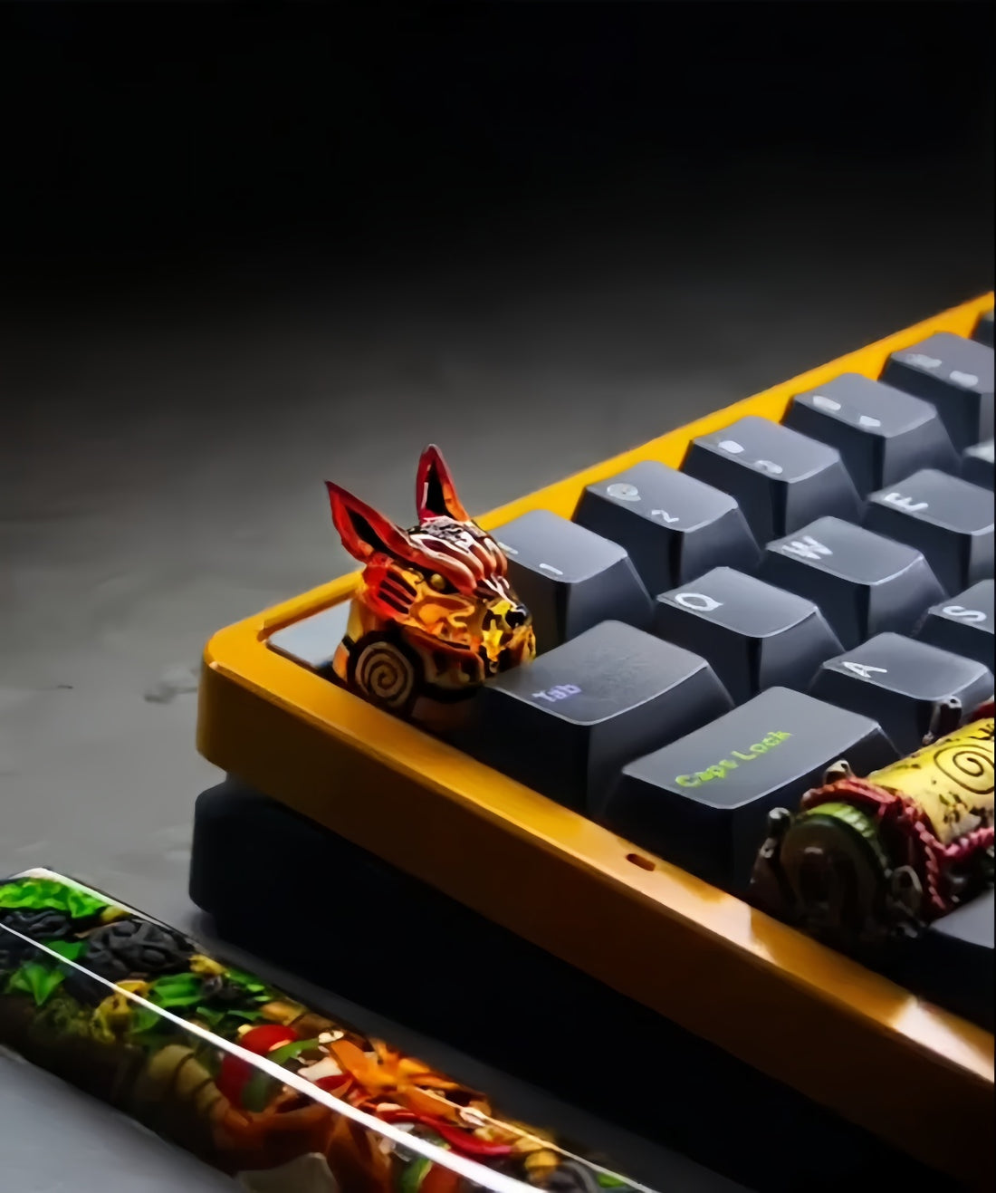 A mechanical keyboard with a yellow frame is shown, featuring Naruto&