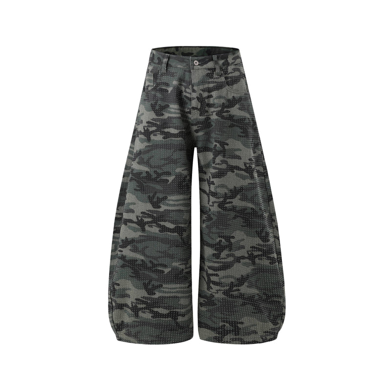 Wide-leg camouflage jeans with front view, black and olive pattern, oversized fit