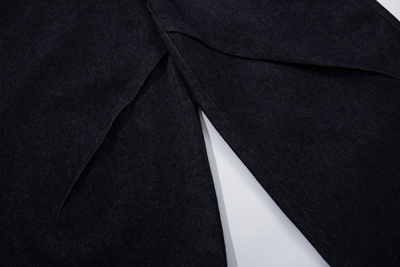 Close-up of the pant legs with wide cut and panel seam at the crotch