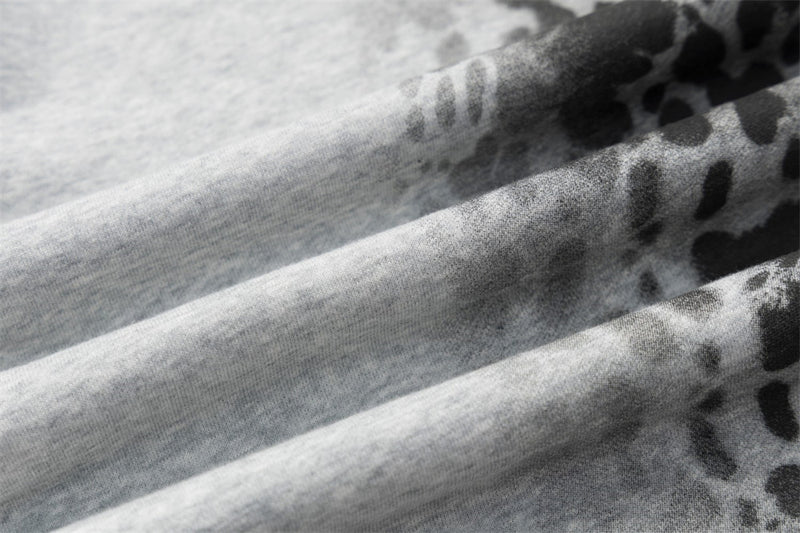 Pantalones de chándal punk de pierna ancha con estampado de leopardo degradado – Corte relajado para hombre