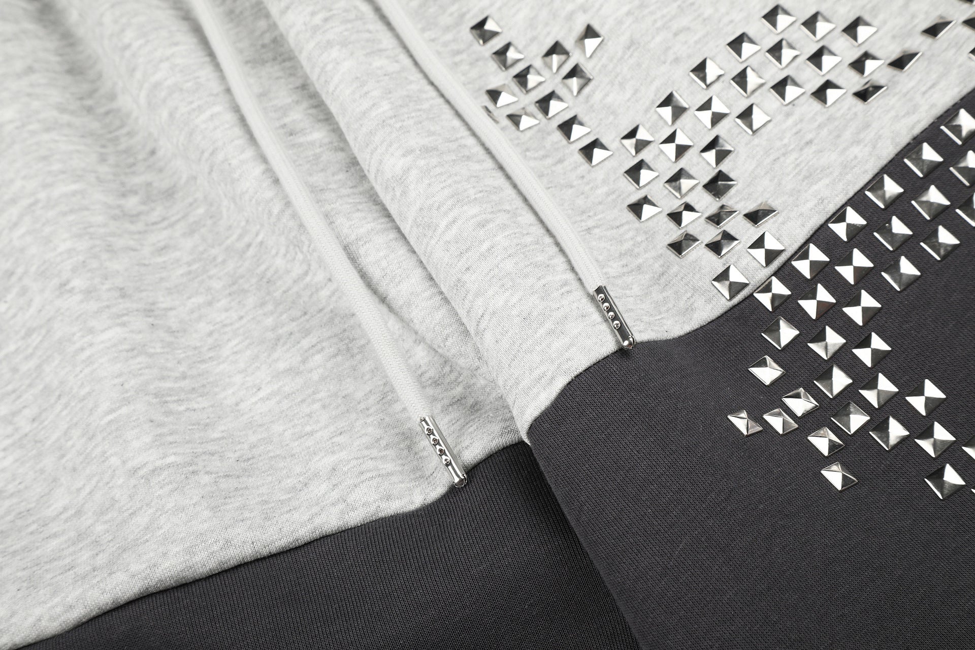 Gerade geschnittene Sweatpants – Colorblock-Baggy-Jogger mit Nieten-Grafik