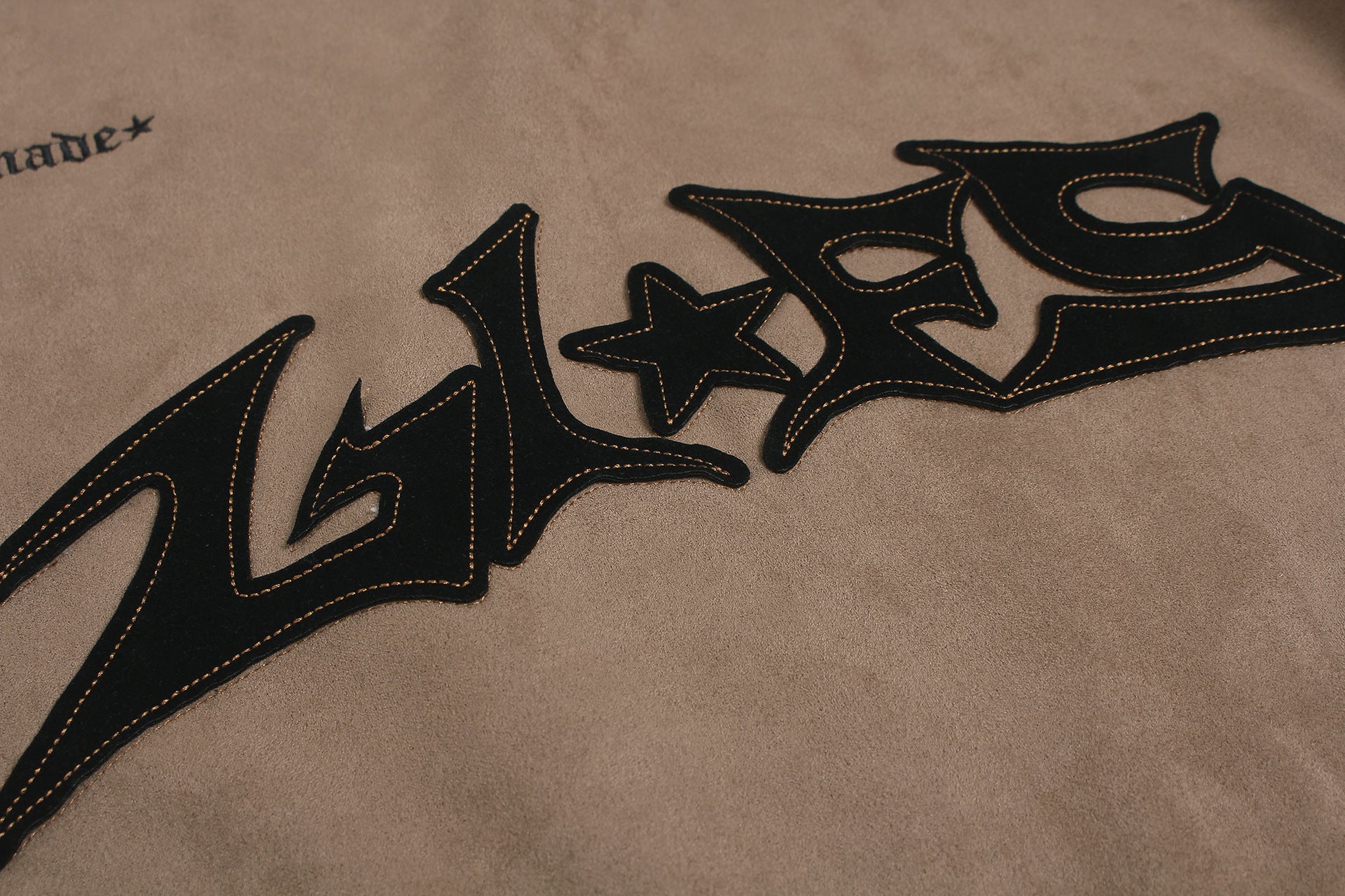 Langarmshirt aus velourslederartigem Material im Colorblock-Design mit Graffiti-Patch-Logo