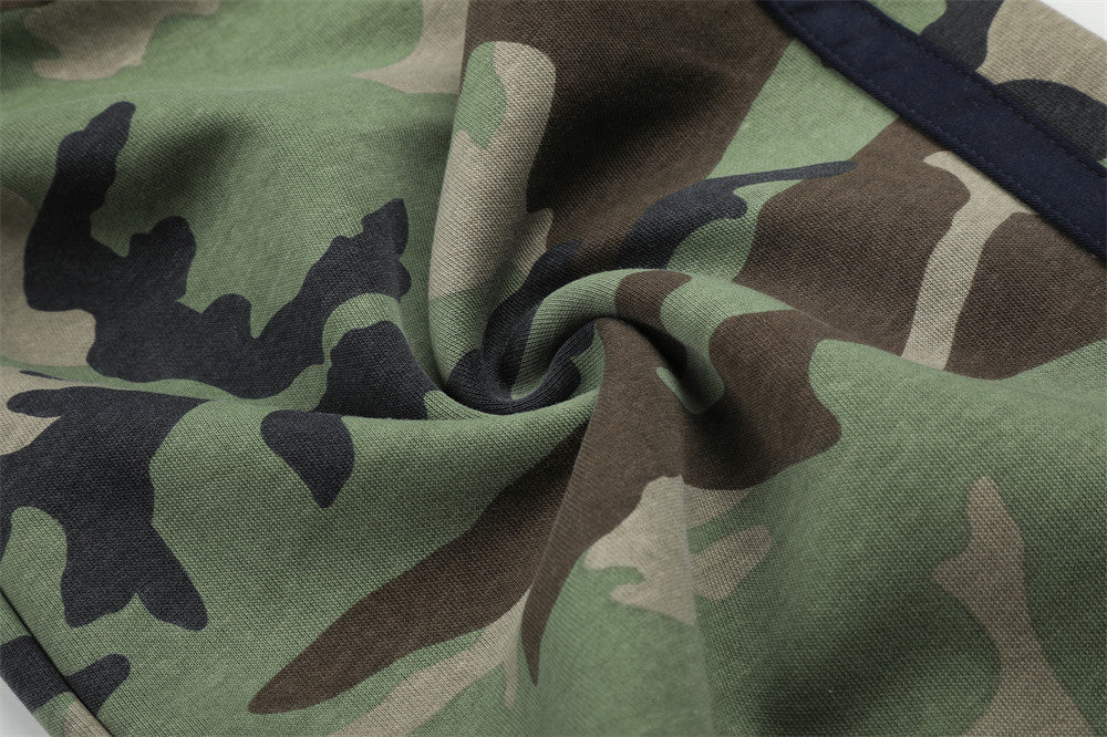 Pantalon de survêtement camouflage homme à jambes larges avec bandes latérales et écusson emblème