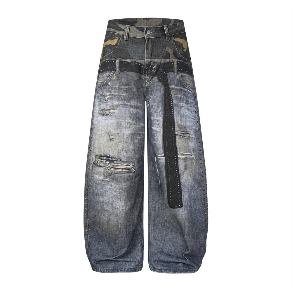 Jean gris délavé à jambes larges pour homme, empiècement camouflage au dos, coutures latérales cloutées et ceinture tressée noire, vue de face et de dos