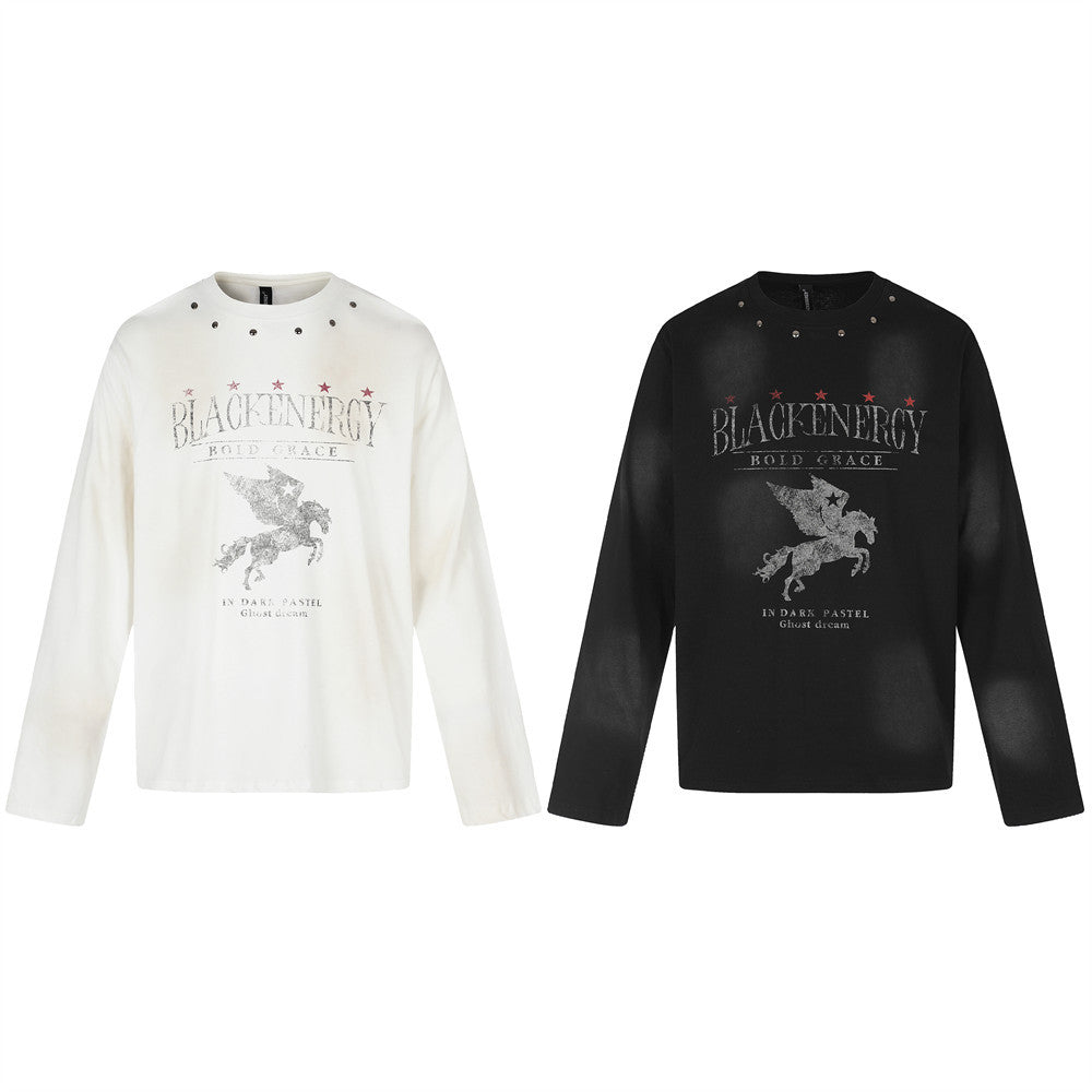 Oversized Herren-Langarmshirt mit Grafikprint, verwaschenem Pegasus-Print, Washed-Finish und Metallnieten am Halsausschnitt in Weiß und