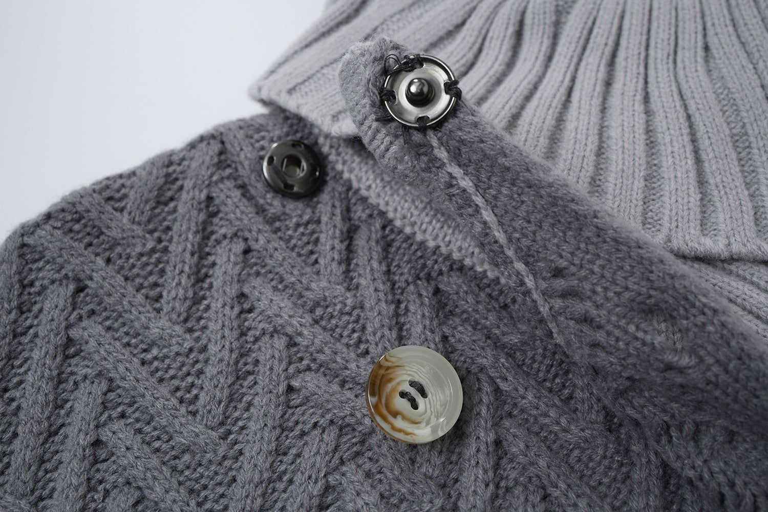 Cardigan en maille torsadée chevrons avec col châle et poches avant
