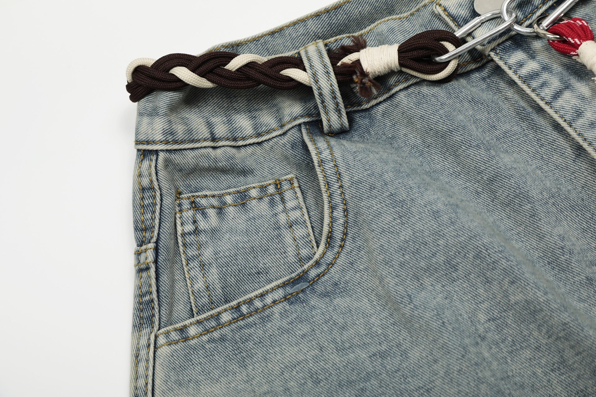 Vaqueros barrel de pierna ancha – Denim lavado con patchwork deconstruido y cinturón trenzado