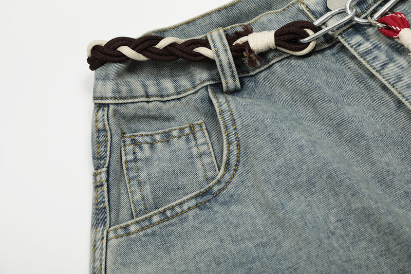 Vaqueros barrel de pierna ancha – Denim lavado con patchwork deconstruido y cinturón trenzado