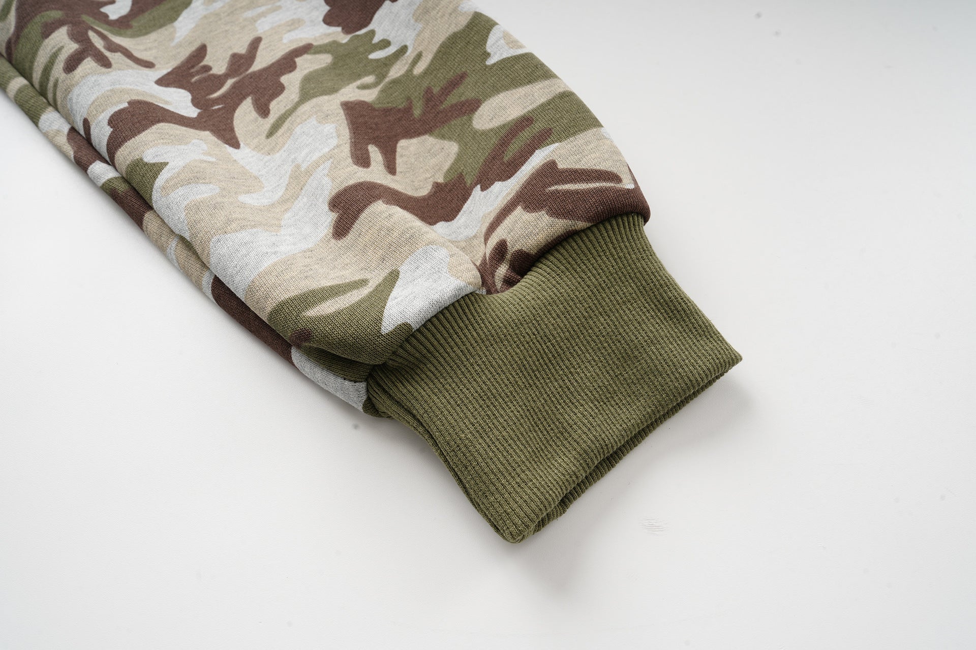 Sweat à capuche zippé camouflage avec broderies florales – Sweat-shirt streetwear oversize
