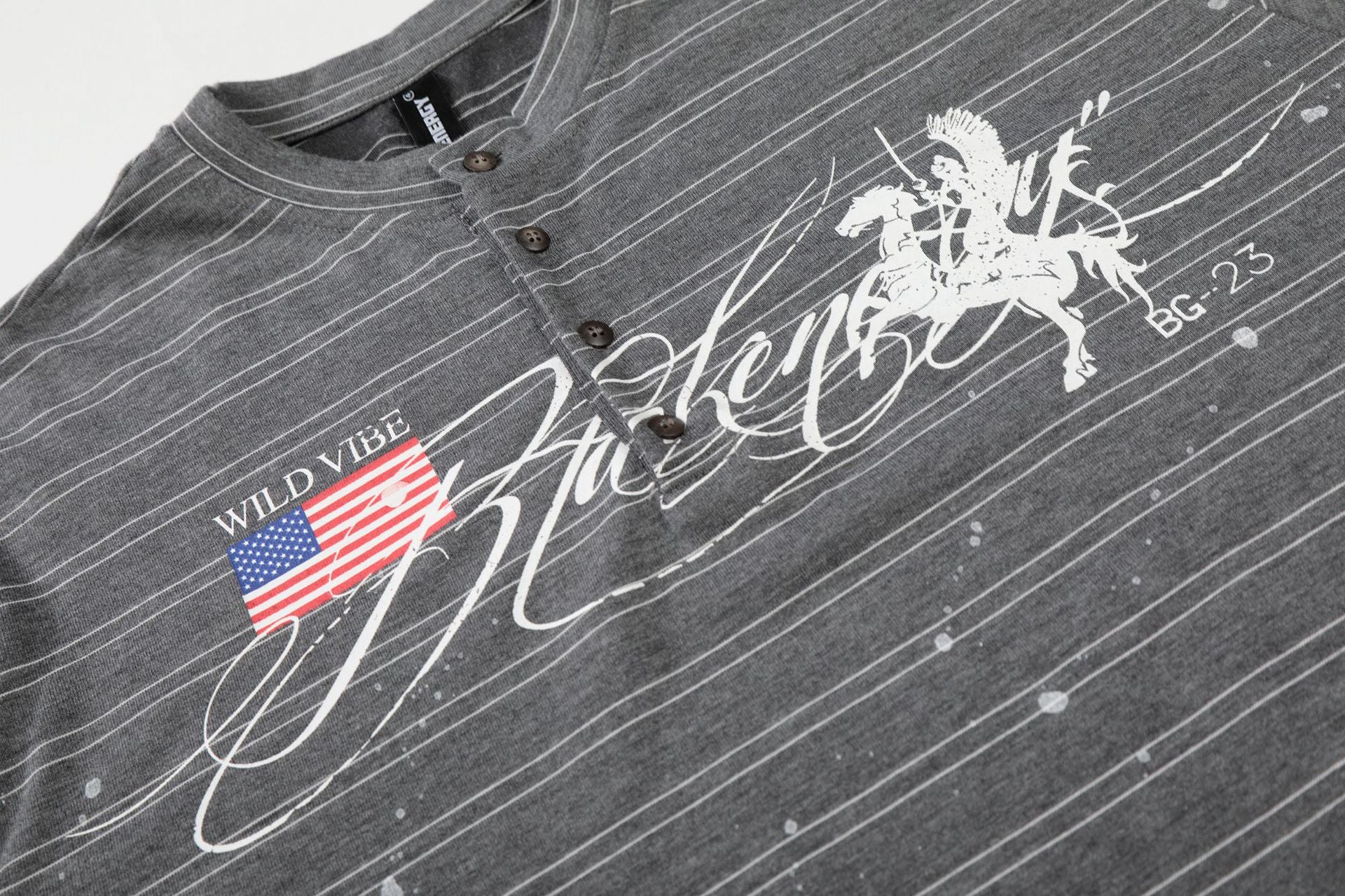 Camiseta de manga larga a rayas con efecto de capas y estampado gráfico trasero