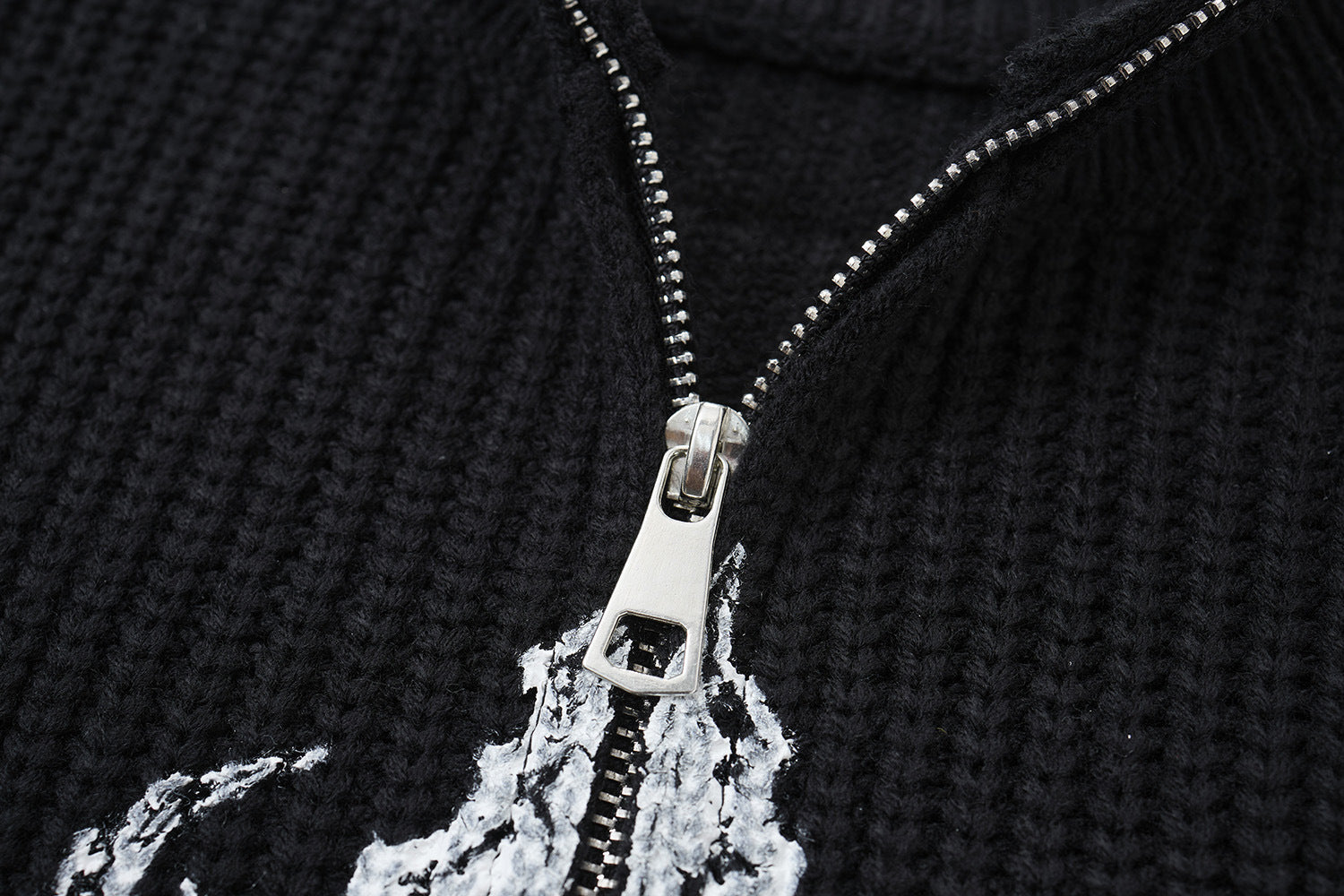 Pull zippé en maille à motif gothique – Col montant punk sombre Abyss Whisper
