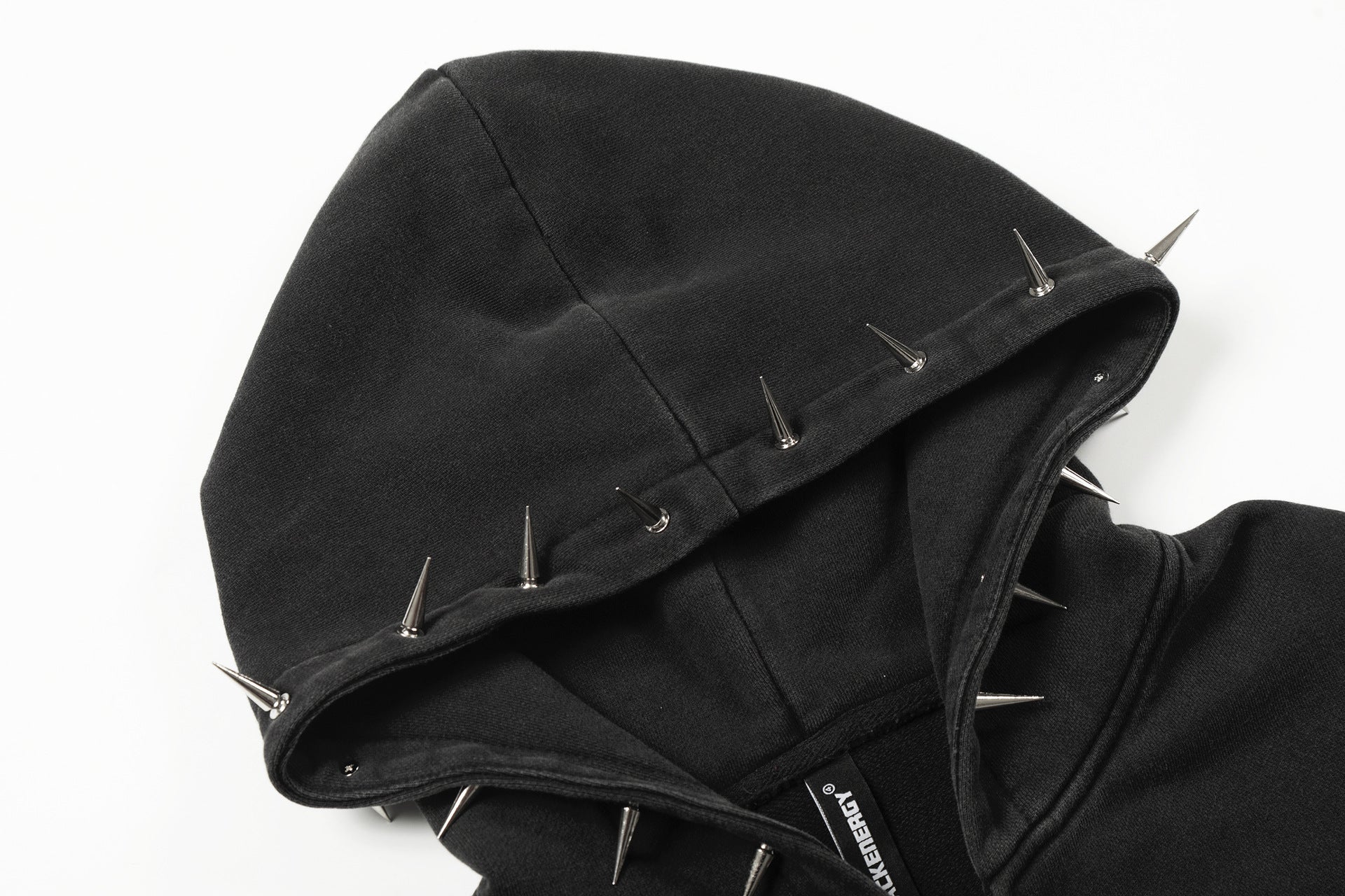 Hoodie noir zippé avec pointes métalliques et fini délavé — Streetwear heavy metal