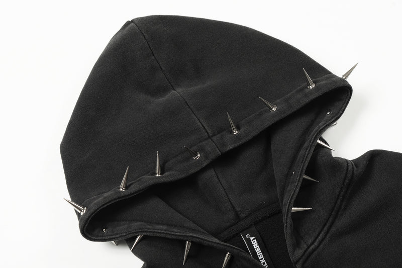 Hoodie noir zippé avec pointes métalliques et fini délavé — Streetwear heavy metal