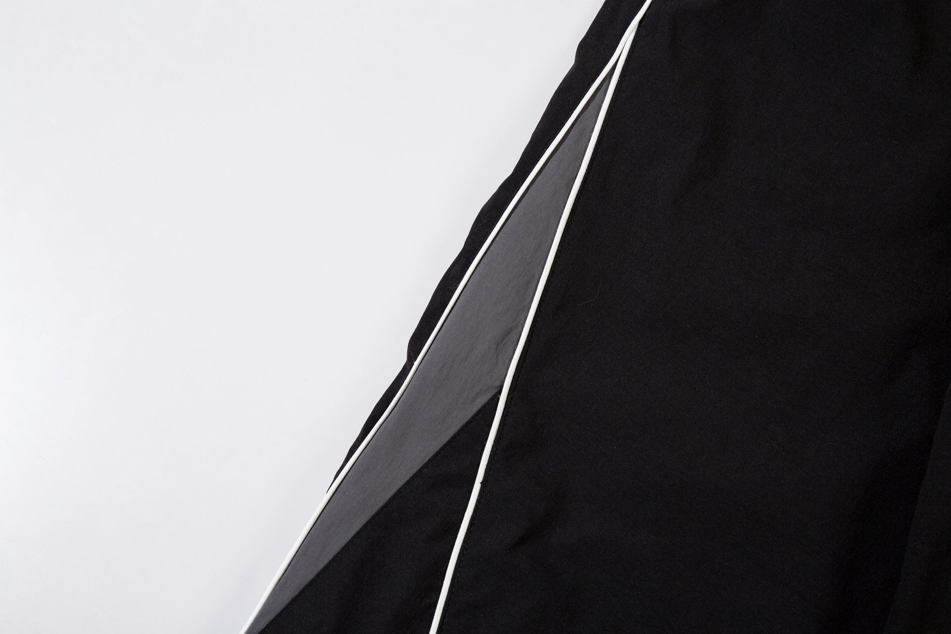 Herren-Trackpants mit kontrastierender Paspel und Colorblock-Seiteneinsätzen