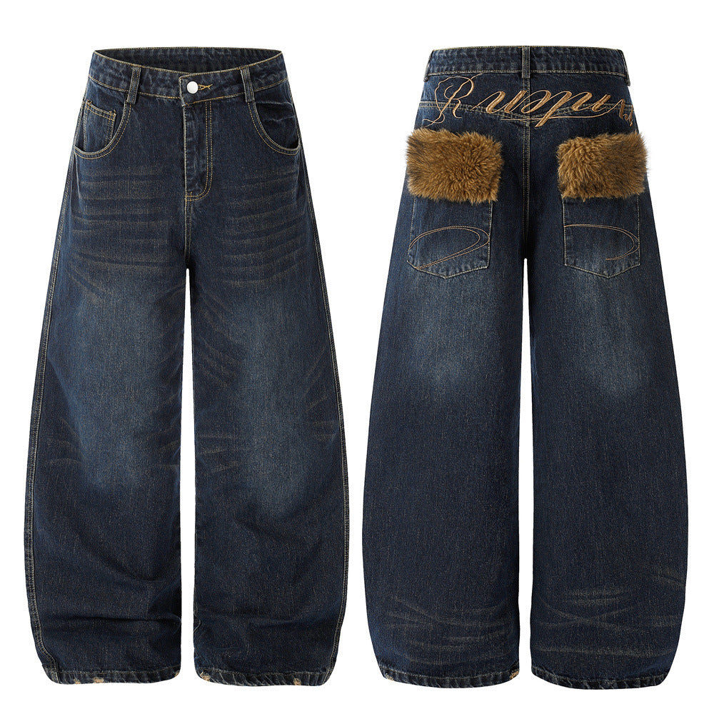 Baggy Wide-Leg-Jeans in Dark-Wash mit braunem Kunstfellbesatz an den Gesäßtaschen und goldfarbener Schriftstickerei am Bund, Vorderans