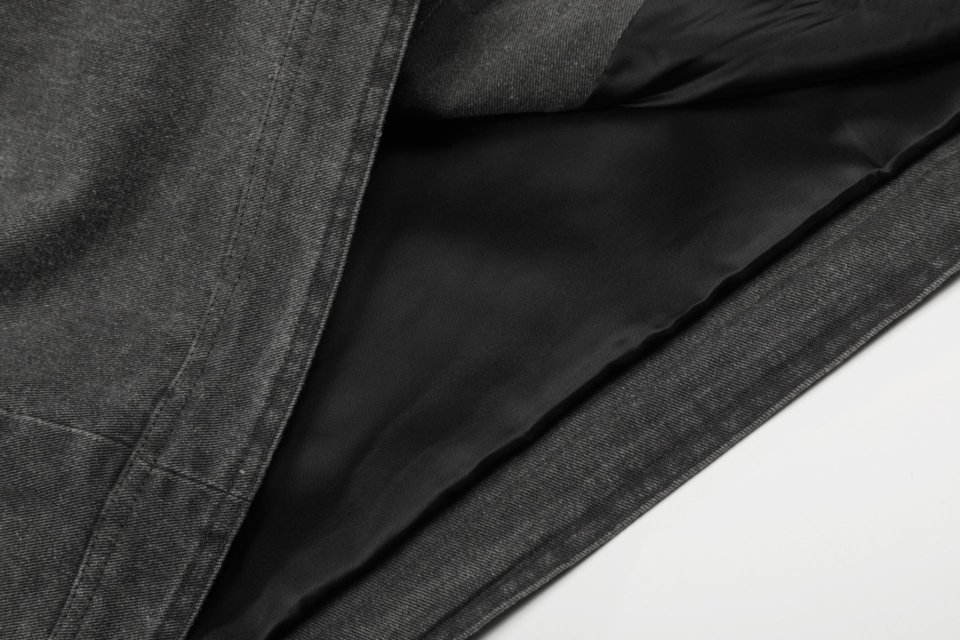 Veste biker en denim délavé avec écusson croix et rivets – Gris anthracite