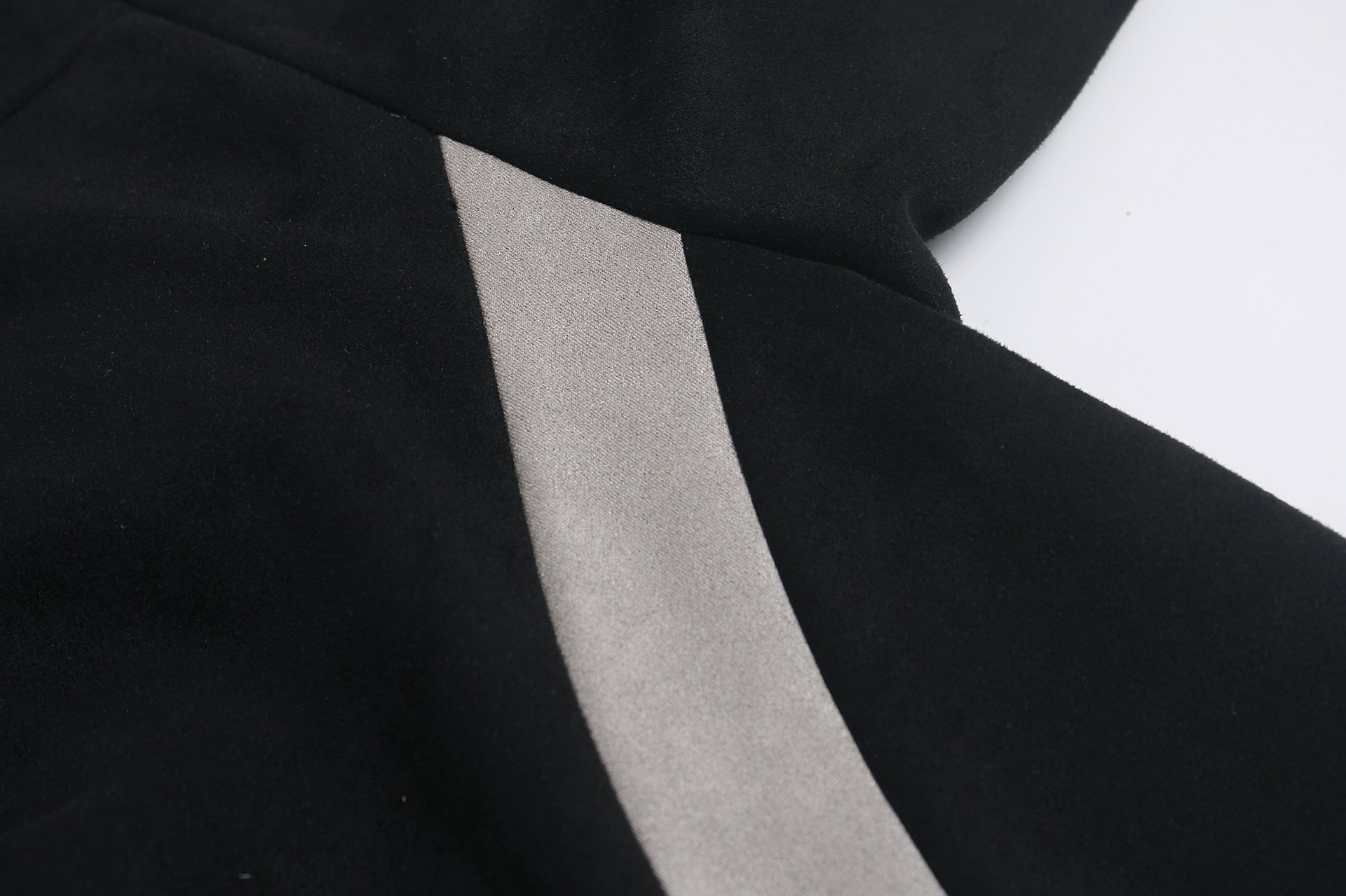 GLFS Colorblock-Langarmshirt mit wiederkehrendem Zyklusmotiv – Streetwear mit Kontrasteinsätzen