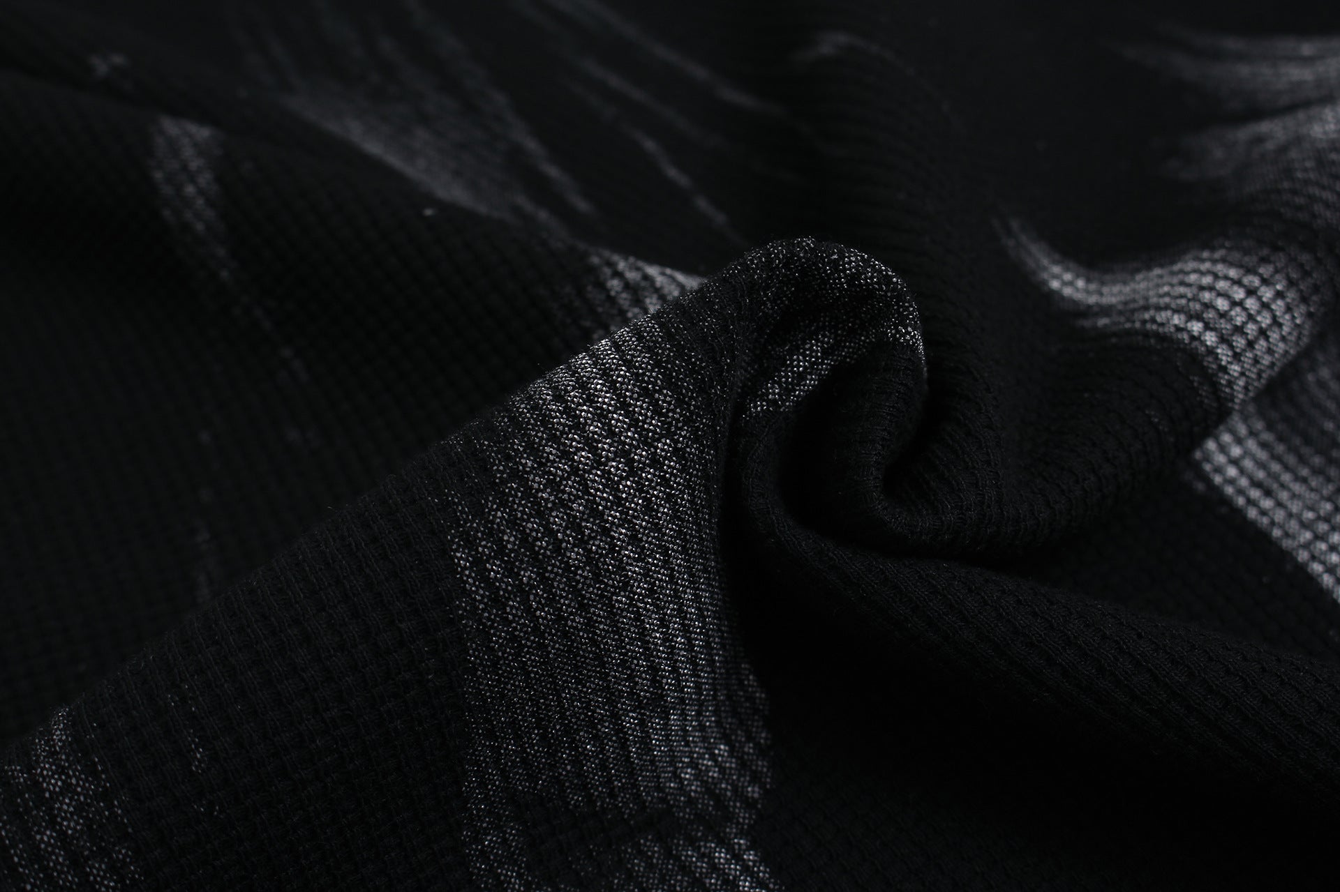 T-shirt graphique noir à manches longues avec détails cloutés et inscription