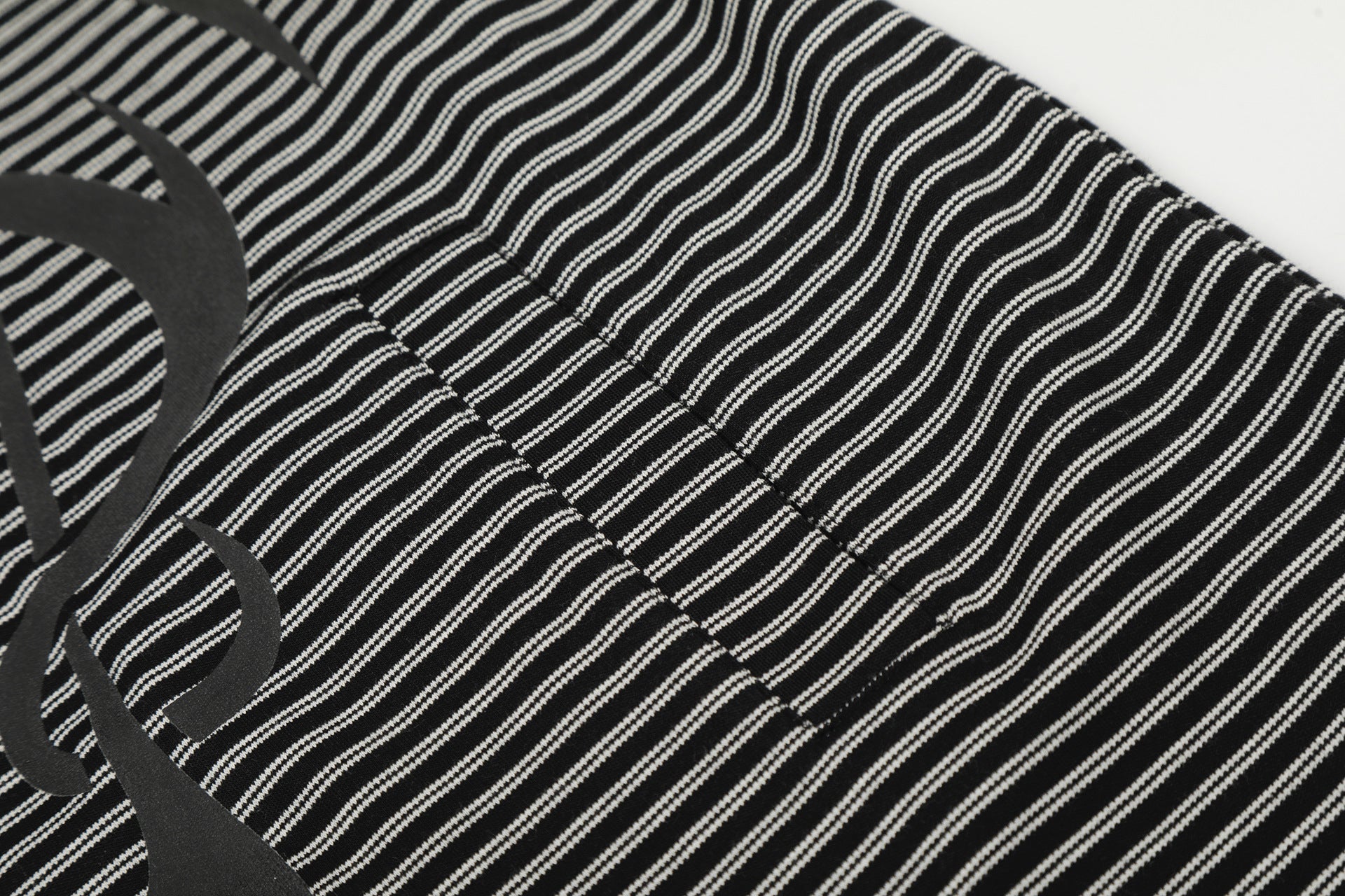 Sweat zippé à capuche rayé avec croix gothique et motif toile d'araignée