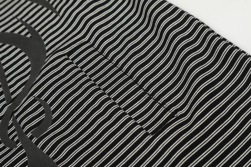 Sweat zippé à capuche rayé avec croix gothique et motif toile d'araignée