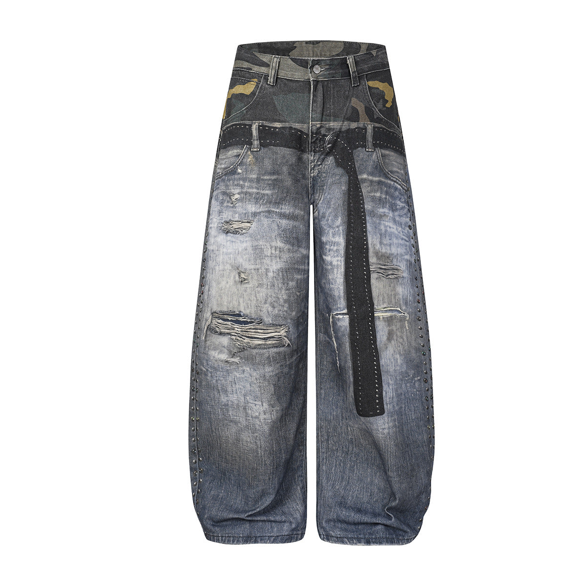Baggy-Jeans mit weitem Bein, Camouflage-Patchwork-Passe, verwaschenem Destroyed-Denim, Nieten an den Nähten und inklusive schwarzem Gürtel – Vorderansicht