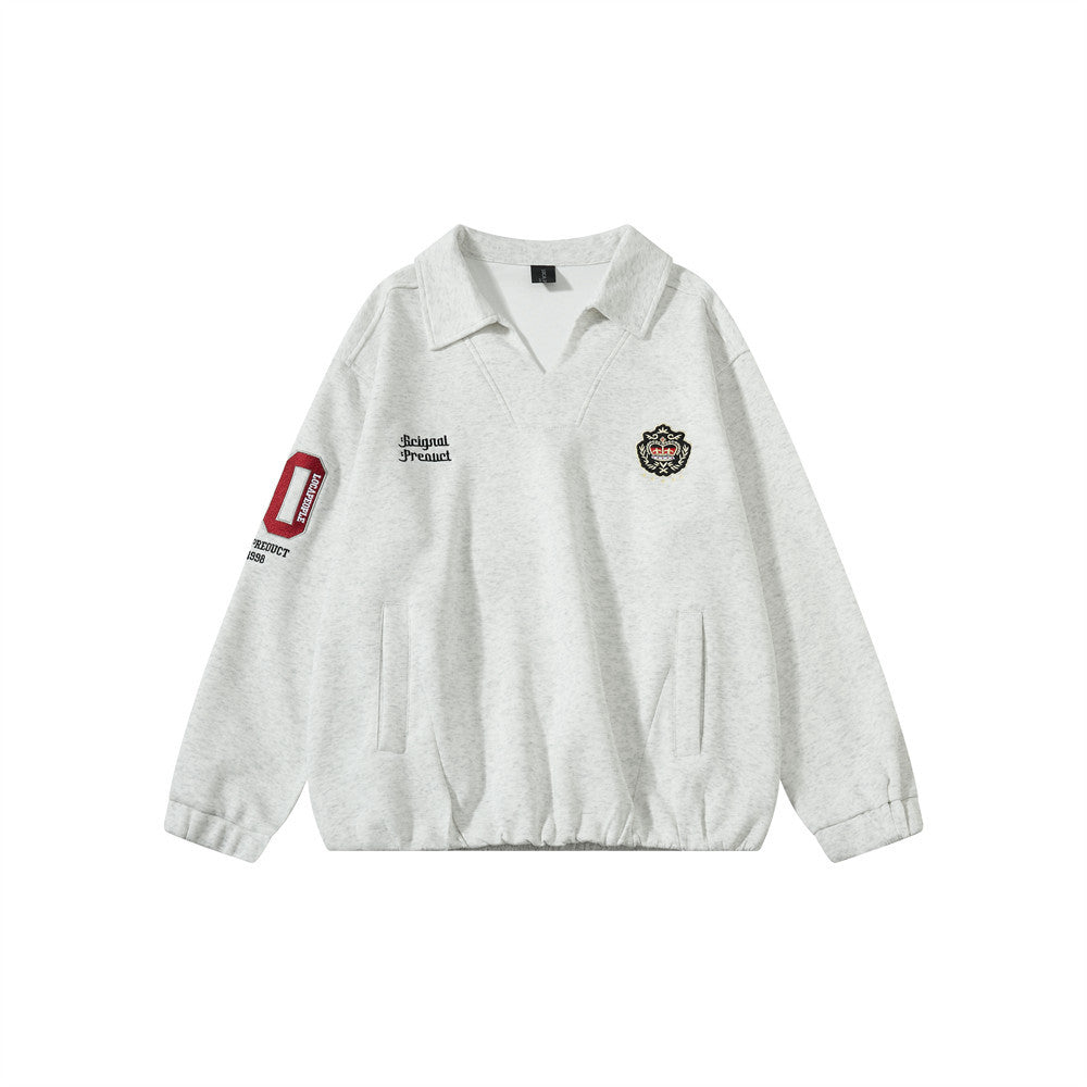 Sudadera oversized de hombre con cuello de polo de pico, escudo bordado y número varsity en la manga, en gris jaspeado