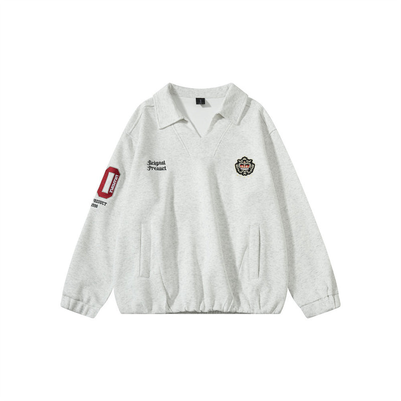 Sudadera oversized de hombre con cuello de polo de pico, escudo bordado y número varsity en la manga, en gris jaspeado
