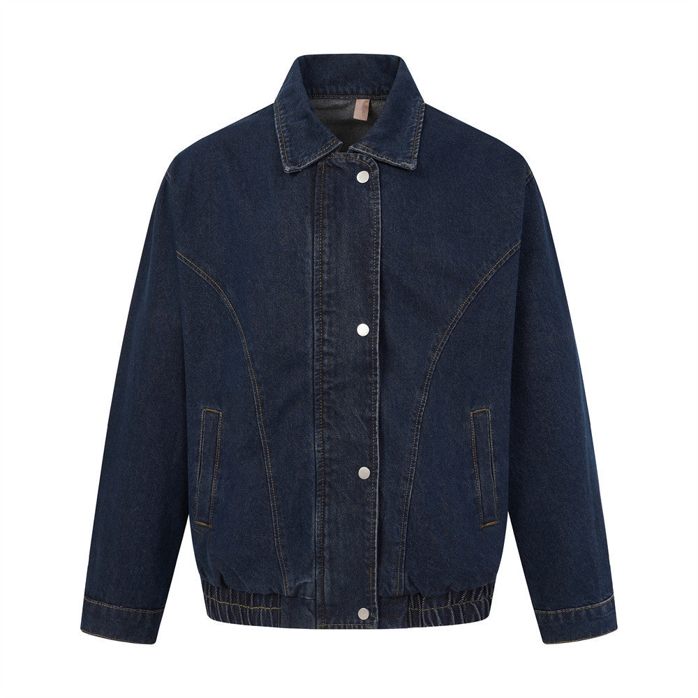 Veste oversize en jean indigo foncé, avec col classique, fermeture à boutons-pression, coutures poitrine arrondies et bord-côte élastique à l’ourlet, vue de face