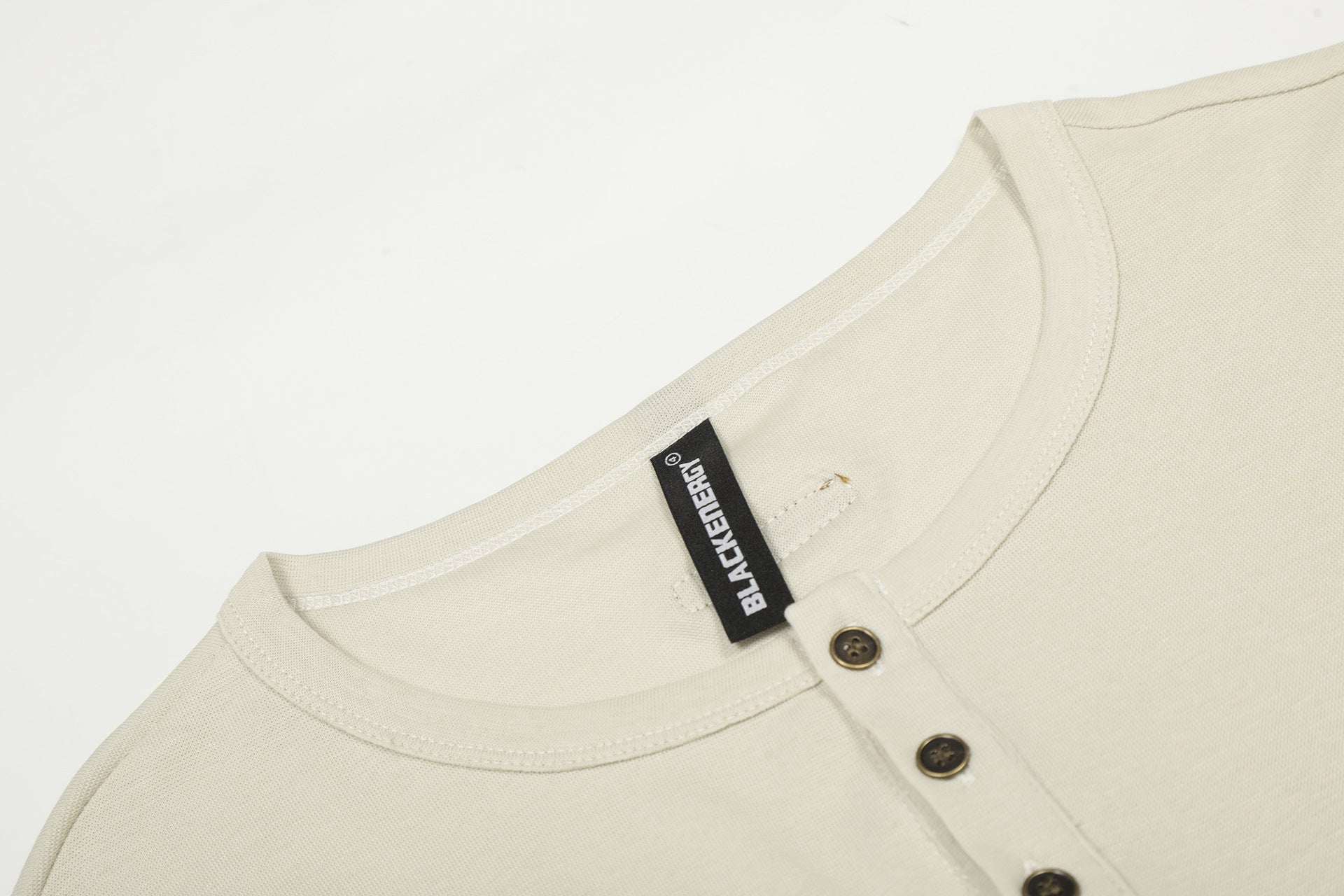 Chemise Henley à manches longues avec motif gothique clouté – Haut ajusté à superposer