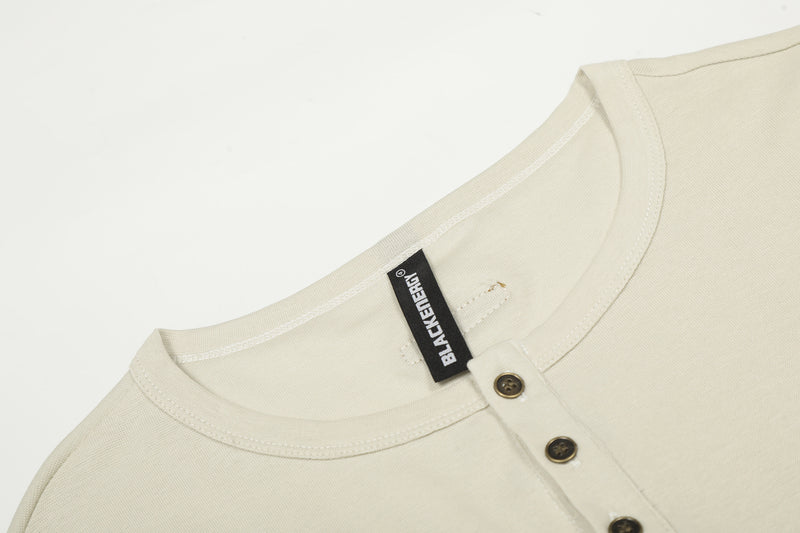 Chemise Henley à manches longues avec motif gothique clouté – Haut ajusté à superposer