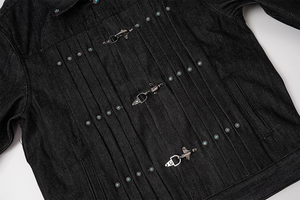 Veste en denim noir à devant plissé, fermetures à agrafes métalliques et clous turquoise