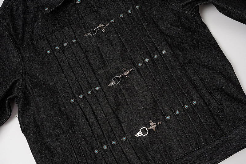 Veste en denim noir à devant plissé, fermetures à agrafes métalliques et clous turquoise