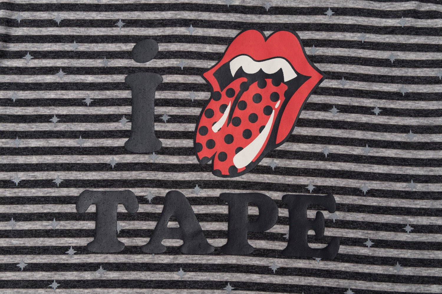 Langarmshirt mit Streifen und Sternprint sowie Rock-Lippen-und-Zunge-Grafik