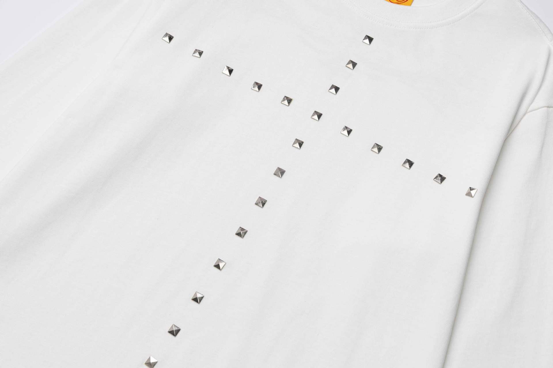 Camiseta de manga larga con cruz de tachuelas y estampado de calaveras en las mangas