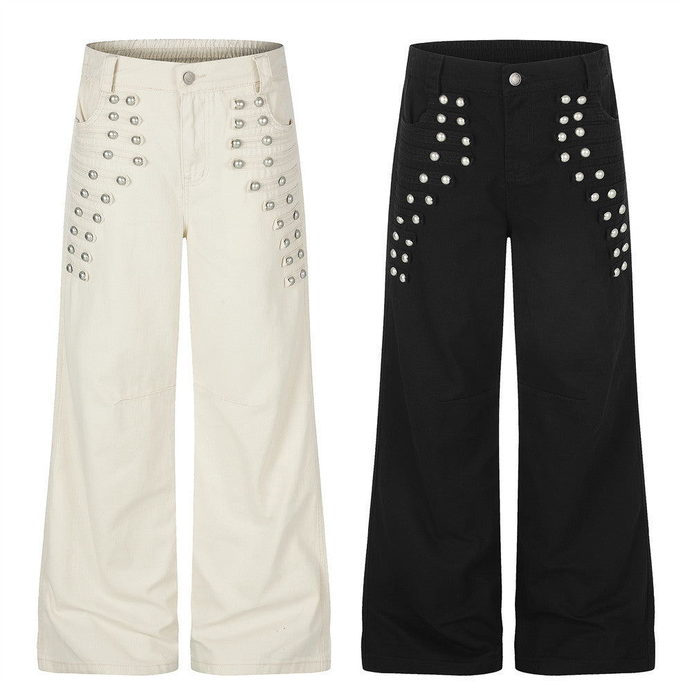 Pantalon homme coupe large orné de perles et de clous métalliques