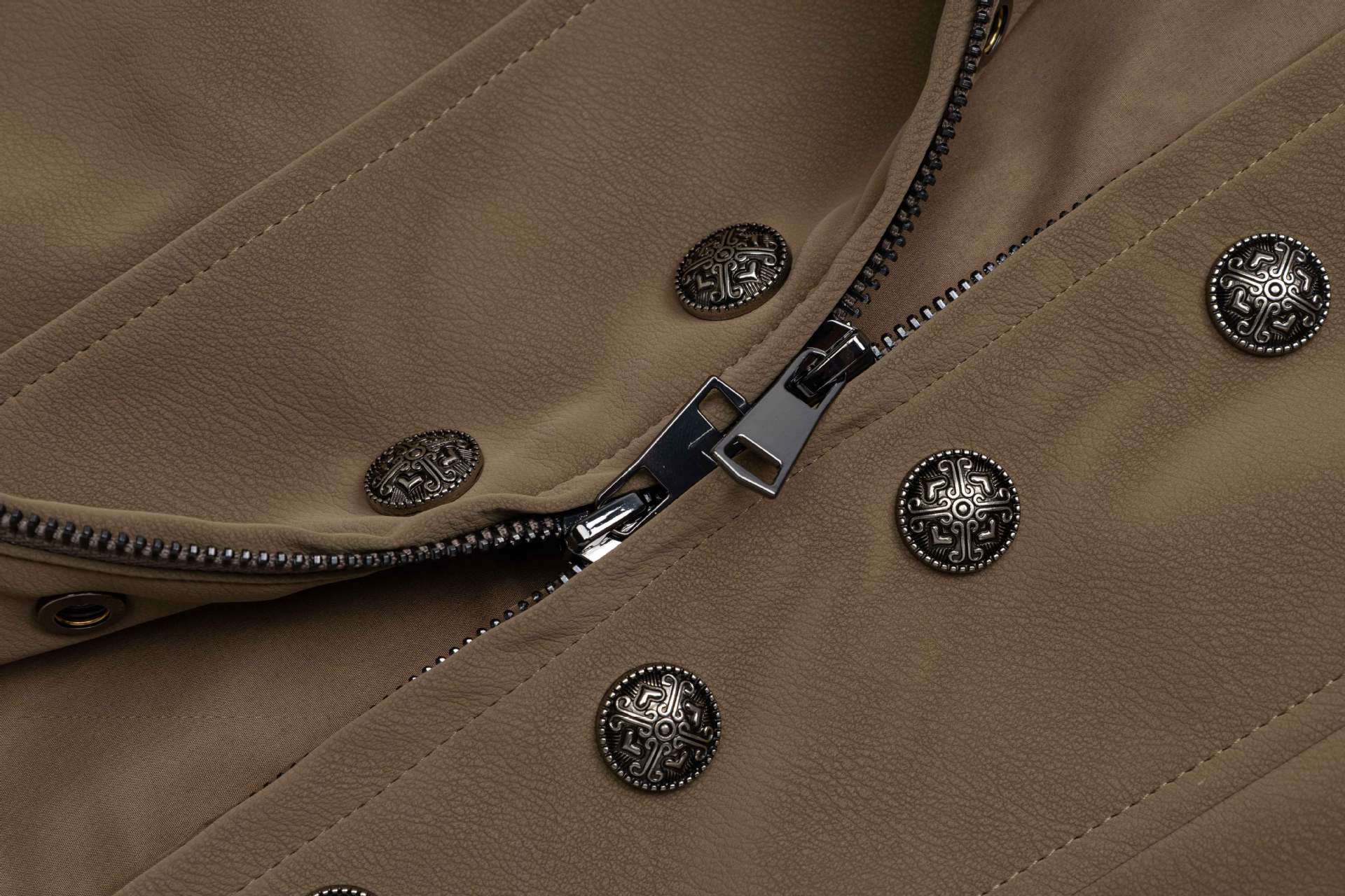 Jacke im Military-Stil mit Stehkragen und zweireihigem Knopfdetail