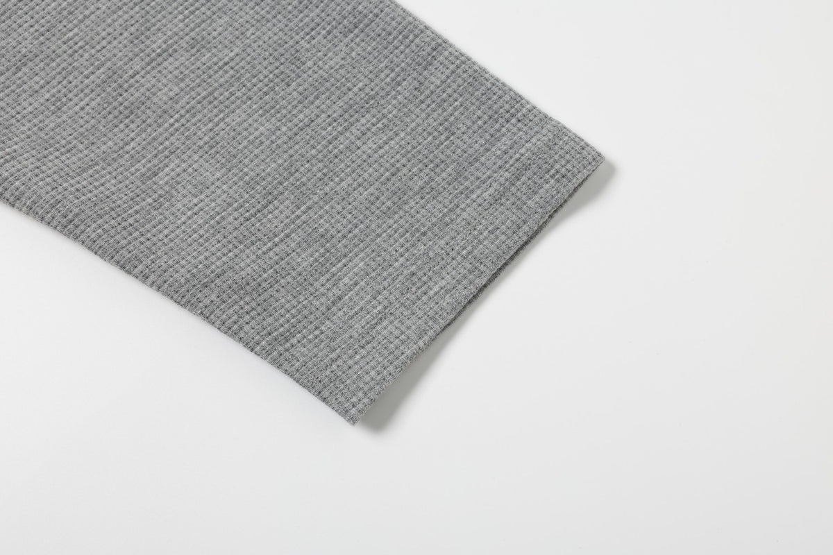Langarm-Henley-T-Shirt aus Waffelstrick mit dunklem Kreuz-Grafikprint