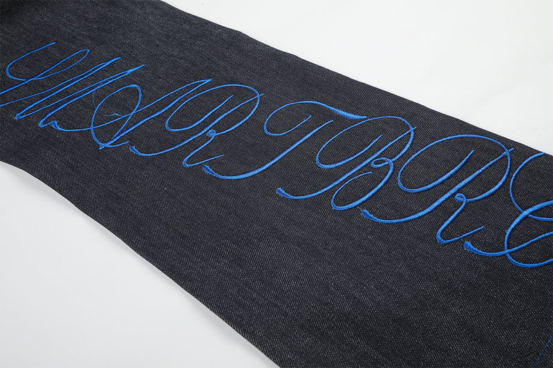 Jean baggy à jambes larges avec broderie bleue effet script et fil barbelé
