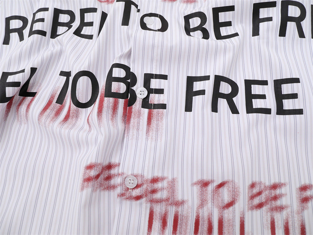 Gestreiftes Herrenhemd mit Knopfleiste und "Rebel To Be Free"-Print, lässige Passform